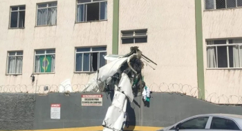 Avião de bimotor cai e bate em prédio em Belo Horizonte